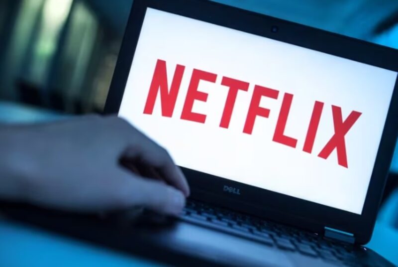 Sube Netflix: planes costarán hasta $25.758 en agosto 3 El plan Premium, que permite reproducir contenido en cuatro dispositivos de manera simultánea con calidad Ultra HD y HDR, costará $25.758 mensuales con impuestos incluidos