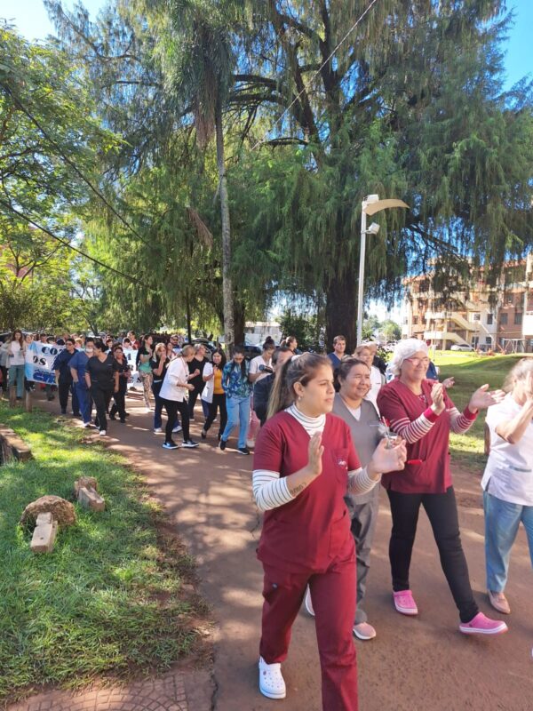 Misiones | Trabajadores de Salud Pública cobran menos de la mitad de una canasta de pobreza y endurecerían las medidas de fuerza 11 paro en salud publica movilizacion hospital madariaga posadas 4 - 10