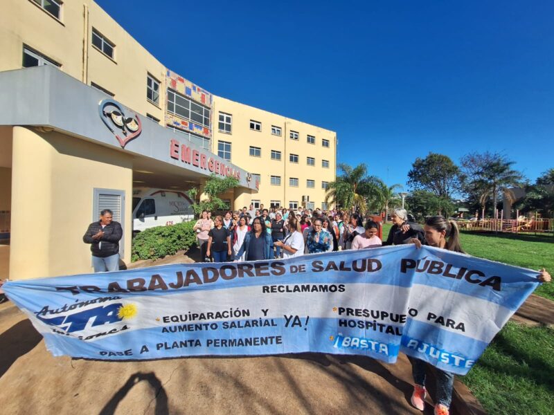 Misiones | Trabajadores de Salud Pública cobran menos de la mitad de una canasta de pobreza y endurecerían las medidas de fuerza 3 paro en salud publica movilizacion hospital madariaga posadas 8 - 2