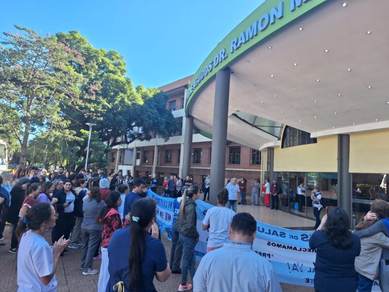 Misiones | Trabajadores de Salud Pública cobran menos de la mitad de una canasta de pobreza y endurecerían las medidas de fuerza 13 paro en salud publica movilizacion hospital madariaga posadas - 12