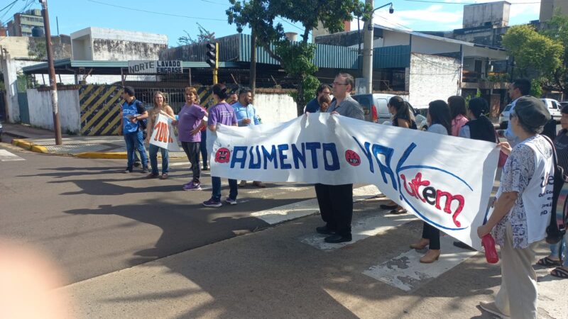reclamo por sueldos dignos en educacion corte de calle de docentes de la Comercio 6 en Posadas 2 - 3
