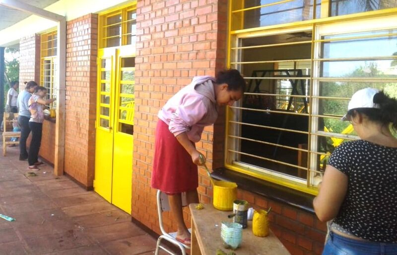Sueldos de Indigencia | Los porteros de escuelas cobran $288 mil mensuales y el Ministerio de Trabajo impidió un paro de 48 horas 3 trabajadores precarizados de organizaciones trabajan en escuelas misiones - 2