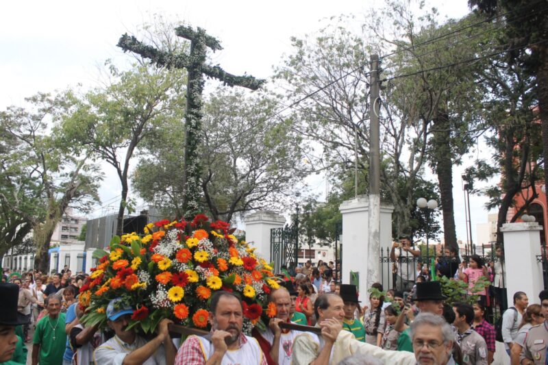 La noche de Corrientes se iluminó este jueves con el inicio de las celebraciones a la Cruz de los Milagros 7 Cruz de los Milagros 1 - 6