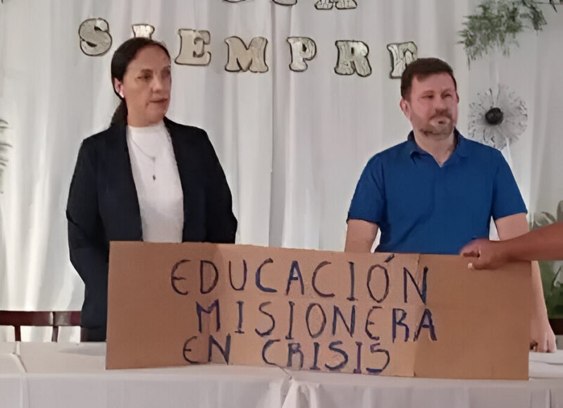 La titular del CGE huyó de un evento cuando docentes le pidieron que abra una mesa de diálogo para recomponer salarios Daniela Lopez y Ramiro Aranda son increpados por docentes en agasajo a supervisora de Adomis que se jubila en Obera 2 - 1