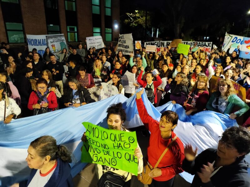 “Abonar a la unidad para construir la fuerza que nos permita vencer” sostiene el FTEL al convocar a una semana de huelga sin presencia 5 Docentes 6 - 4