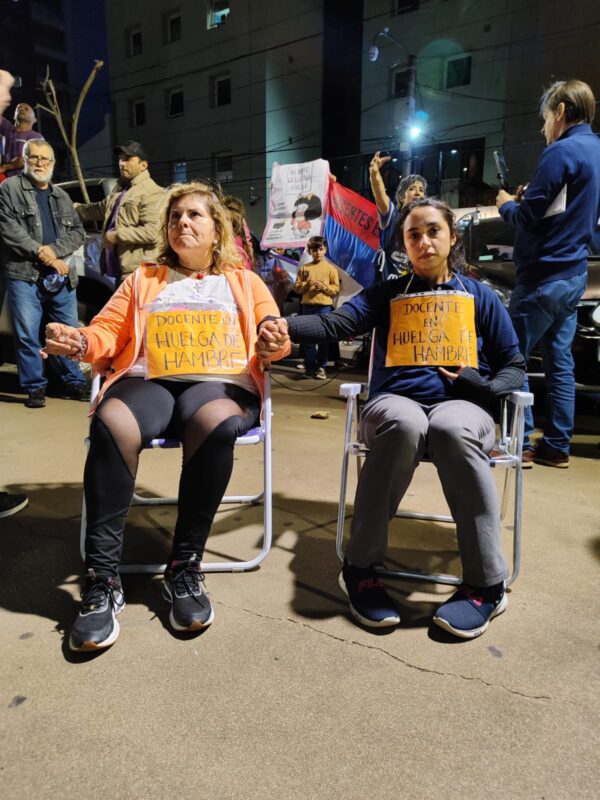 “Abonar a la unidad para construir la fuerza que nos permita vencer” sostiene el FTEL al convocar a una semana de huelga sin presencia 7 Docentes huelga de hambre - 6