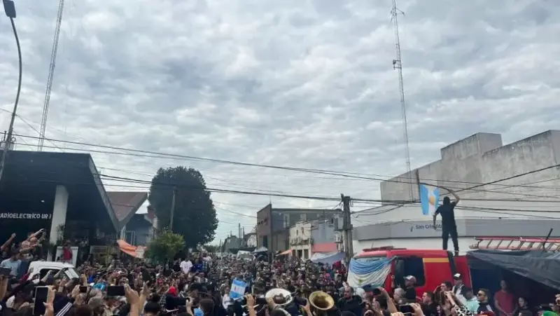 El diputado Nuñez acompañó a familiares de policías presos: “Es una persecución política y hoy deben liberarlos” 5 La Banda de Musica de la Policia estuvo presen - 4