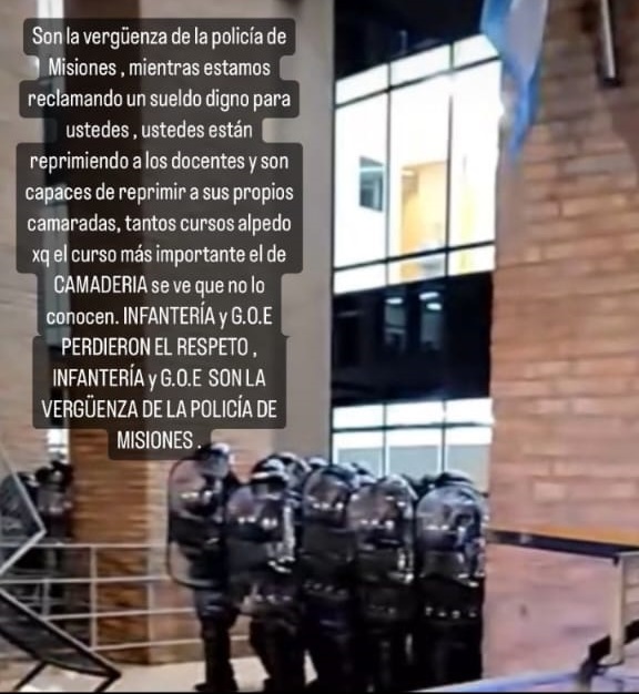 Brutal agresión de policías a maestras en el acceso a la Legislatura provincial 10 Respuesta de otros policias - 9