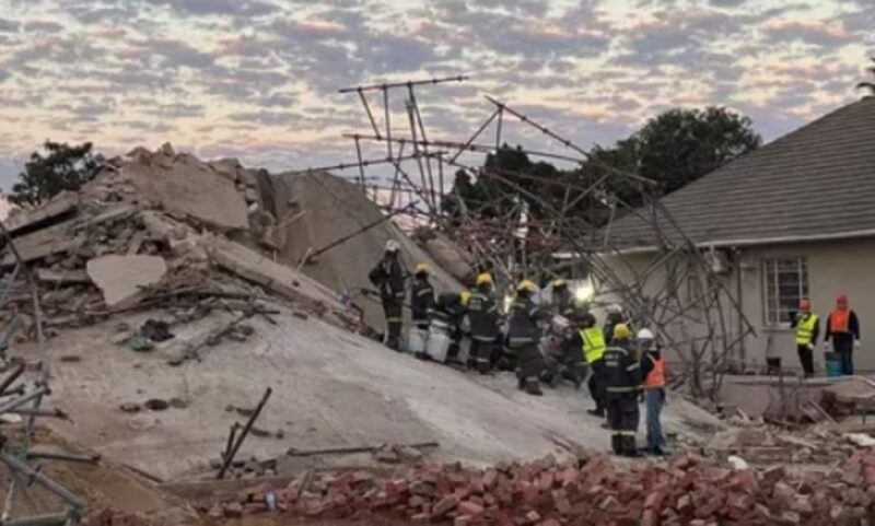 Sudáfrica | Se derrumbó un edificio en construcción, murieron seis personas y otras 50 quedaron atrapadas SUDAFRICA 1 - 7