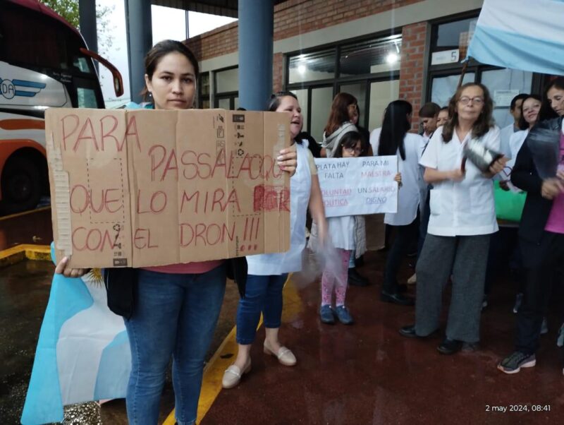 Docentes de San Javier y Oberá marcharon en reclamo de mejoras salariales y condiciones laborales 5 WhatsApp Image 2024 05 02 at 9.39.26 PM 2 - 4