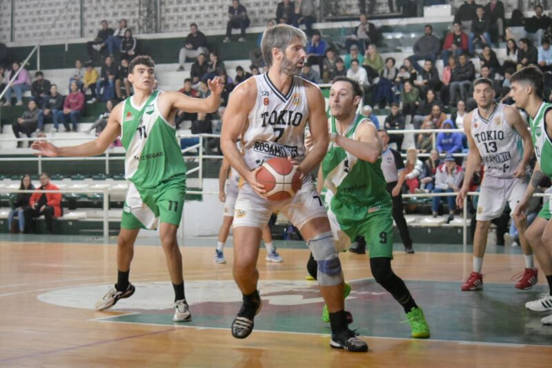 Liga Federal de Básquet | En tiempo suplementario, Tokio destrabó el partido ante Hindú y cerró la fase regular como líder del Norte Tokio