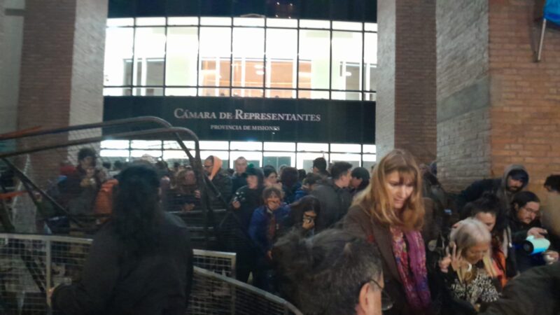 Brutal agresión de policías a maestras en el acceso a la Legislatura provincial 16 WhatsApp Image 2024 05 23 at 7.01.38 PM 1 - 15