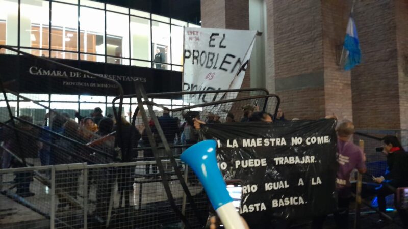 Brutal agresión de policías a maestras en el acceso a la Legislatura provincial 14 WhatsApp Image 2024 05 23 at 7.08.42 PM - 13