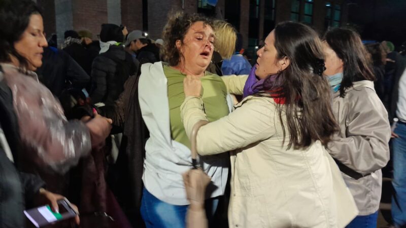 Brutal agresión de policías a maestras en el acceso a la Legislatura provincial 12 WhatsApp Image 2024 05 23 at 7.08.44 PM - 11