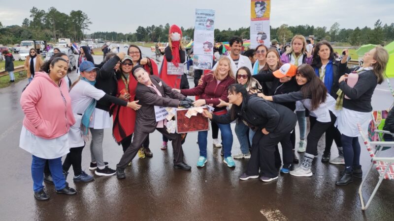 Protestas en Misiones | Para el ministro de Educación Aranda “clases siempre hubo y no se paró la provincia” 13 corte de docentes del FTEL frente al puente garupa 21 de mayo 3 - 12