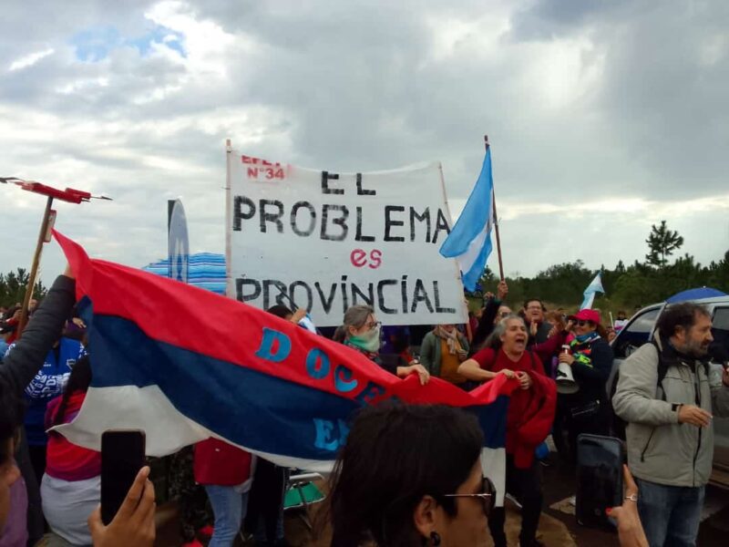 Protestas en Misiones | Para el ministro de Educación Aranda “clases siempre hubo y no se paró la provincia” 9 corte de docentes del FTEL frente al puente garupa 21 de mayo 5 - 8