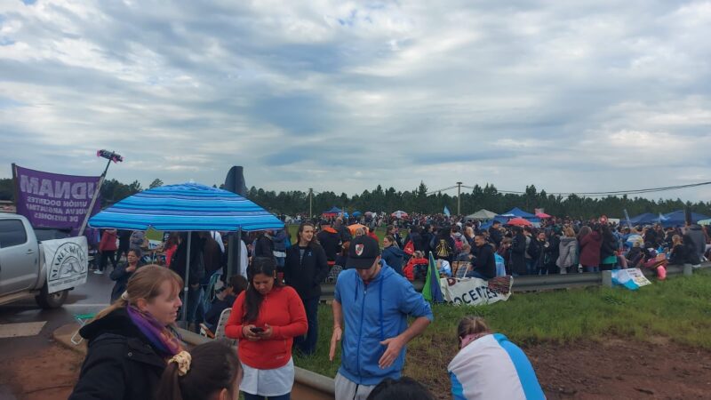 Protestas en Misiones | Para el ministro de Educación Aranda “clases siempre hubo y no se paró la provincia” 3 corte de docentes del FTEL frente al puente garupa 21 de mayo - 2