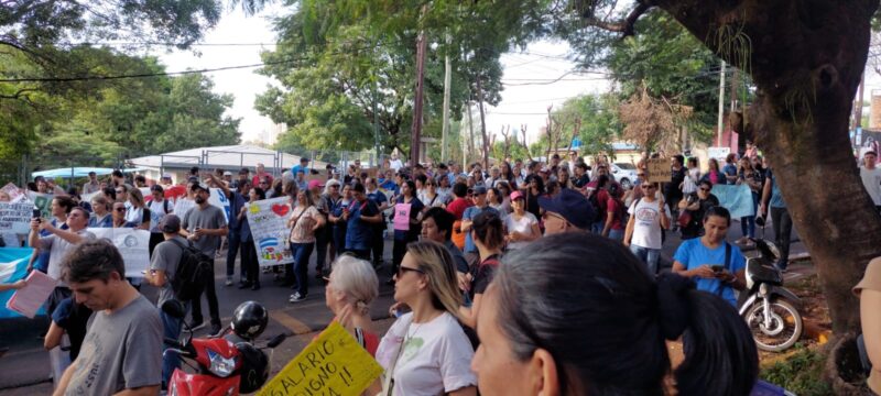 Misiones paga los peores sueldos docentes de todo el NEA | $84 mil menos que Formosa y casi la mitad de lo que abona Chaco 7 docentes marchan al CGE en Posadas exigiendo salarios dignos - 6