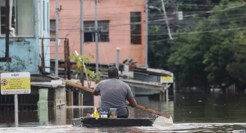 Brasil | Más de dos millones de damnificados por las fuertes lluvias y cientos de personas continúan desaparecidas 4 evacuados 1 - 3