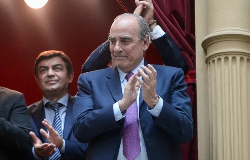El ministro Francos anticipó un tratamiento “rápido y sencillo” de la ley Bases en el Senado El jefe de Gabinete, Guillermo Francos, lanzó este sábado un mensaje directo a los gobernadores provinciales al afirmar que el Gobierno no está dispuesto a “hipotecar el equilibrio fiscal por presiones políticas”