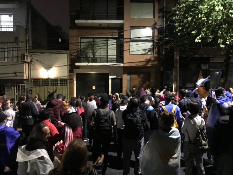 Brutal agresión de policías a maestras en el acceso a la Legislatura provincial 6 image 88 - 5