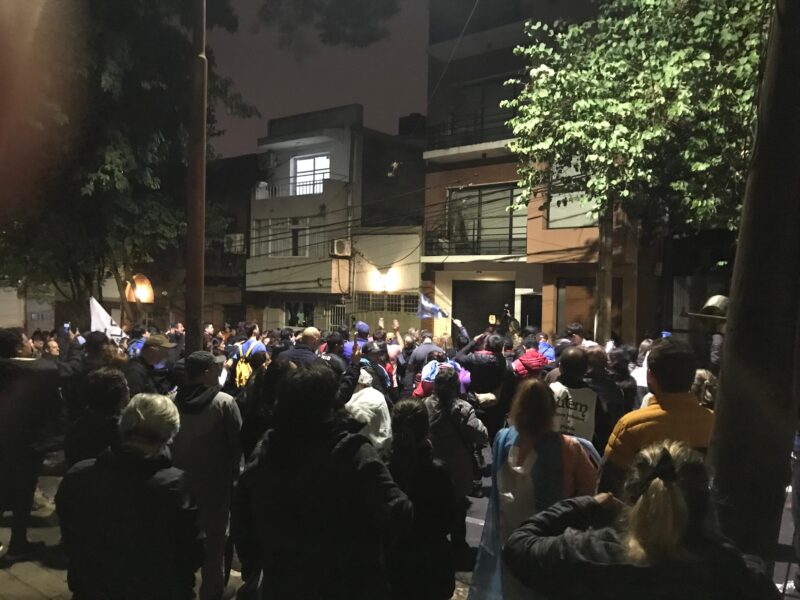 Brutal agresión de policías a maestras en el acceso a la Legislatura provincial 8 image 89 - 7