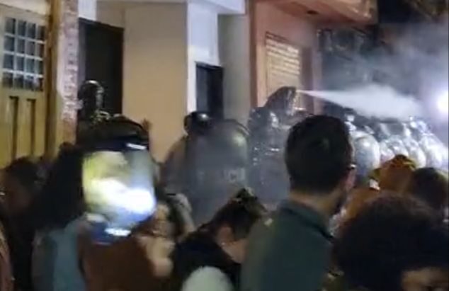 Brutal agresión de policías a maestras en el acceso a la Legislatura provincial 4 image 90 - 3