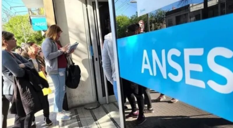 Aumentan las jubilaciones docentes, pero el retraso frente a la inflación vuelve a impactar en el poder adquisitivo.