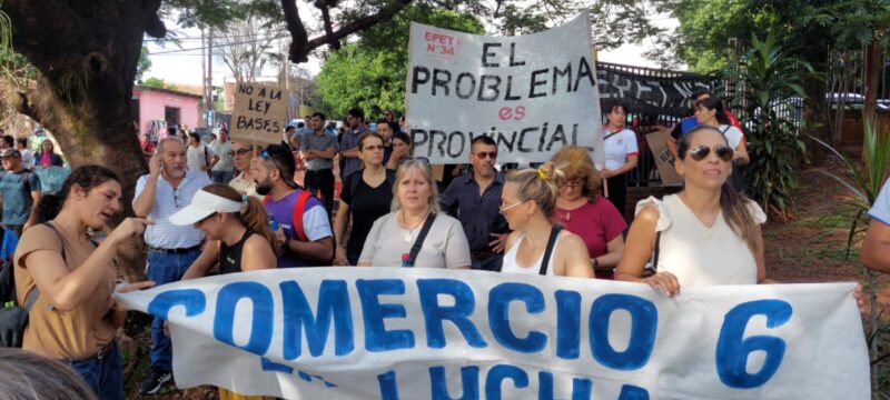Misiones paga los peores sueldos docentes de todo el NEA | $84 mil menos que Formosa y casi la mitad de lo que abona Chaco marcha docente al CGE en Posadas salarios dignos - 7