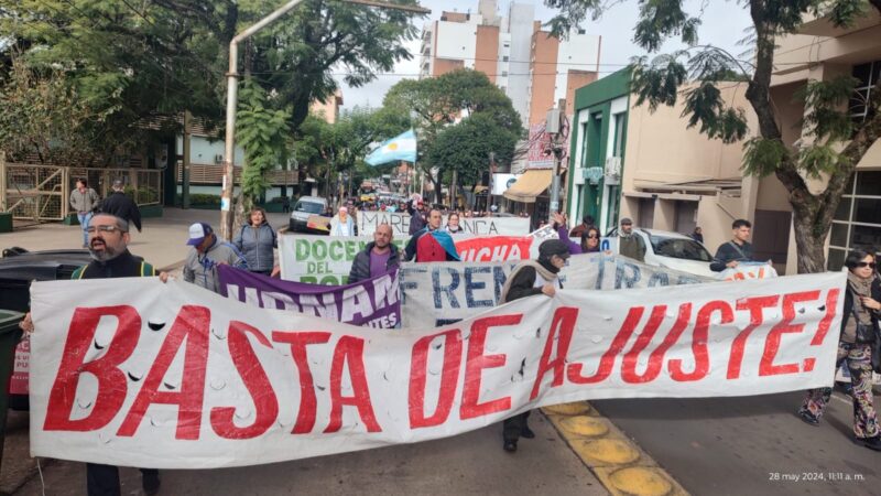 Datos del INDEC | hubo un repunte de sueldos privados y caída de salarios de trabajadores públicos e informales 4 marcha docente en el centro de Posadas reclamando salarios dignos FTEL CTAA - 3