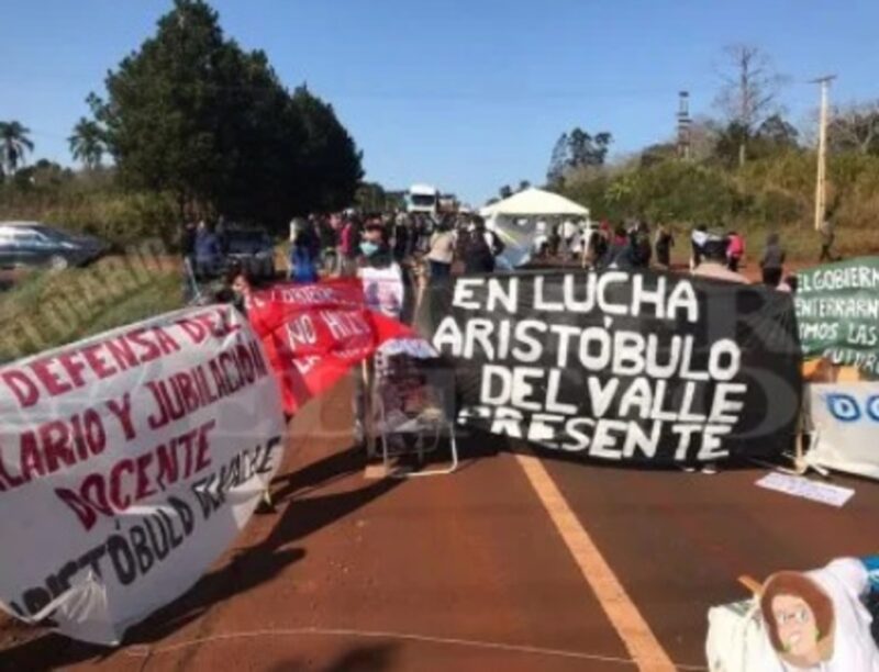 “Los reclamos no son escuchados, porque la policía y los docentes no son un negocio para la provincia” sostuvo el abogado Gustavo Maldonado marchas 1 - 2