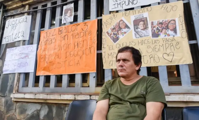 Amigos y familiares de “Mante” Martínez se manifestaron esta mañana frente al juzgado con un pedido unánime “que el asesino no quede el libertad” mdm 1 - 6