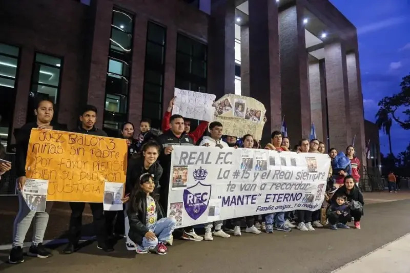 Familiares y amigos de Martínez se reunieron frente a la Cámara y pidieron ”Justicia para Mante y que Alcoba Sciortino siga preso” mmmm - 10