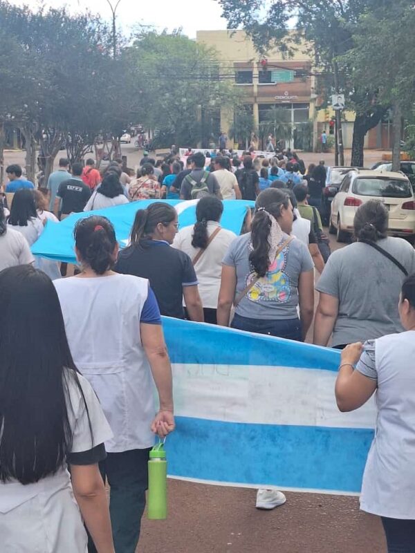 Docentes de Wanda y Puerto Esperanza marcharon en reclamo de salarios dignos 7 movilizacion de docentes en Puerto Esperanza reclamando salarios dignos 2 - 6