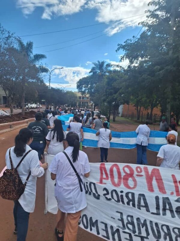 Docentes de Wanda y Puerto Esperanza marcharon en reclamo de salarios dignos movilizacion de docentes en Puerto Esperanza reclamando salarios dignos 3 - 1
