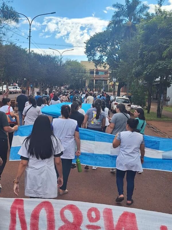 Docentes de Wanda y Puerto Esperanza marcharon en reclamo de salarios dignos 3 movilizacion de docentes en Puerto Esperanza reclamando salarios dignos 4 - 2