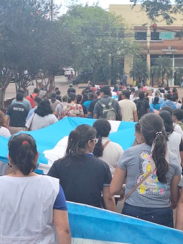 Docentes de Wanda y Puerto Esperanza marcharon en reclamo de salarios dignos 5 movilizacion de docentes en Puerto Esperanza reclamando salarios dignos - 4