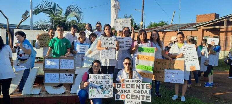 La titular del CGE huyó de un evento cuando docentes le pidieron que abra una mesa de diálogo para recomponer salarios 3 movilizacion docente del FTEL en obera - 2
