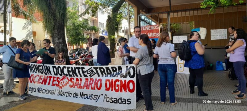Diputados | Con la firma del renovador Carlos Fernández, dictaminaron el proyecto que declara a la educación como “servicio esencial” 7 reclamo de docentes en el Colegio Martin de Moussy en Posadas huelga de hambre por salarios dignos - 6