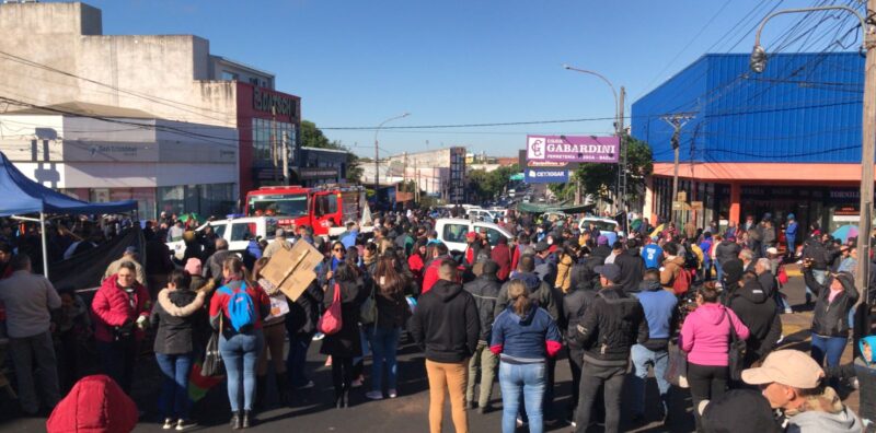 reclamo de estatales en el corte frente al Comando Radioelectrico policias docentes empleados sanitarios - 3
