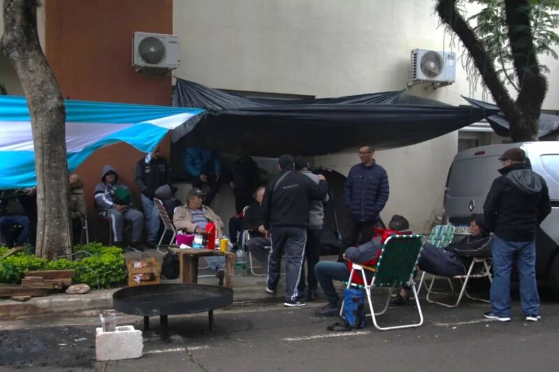 Protesta policial frente a Jefatura | “Al ministro Marcelo Pérez no le interesa si el personal policial acampa 20 o 30 días” reclamo de uniformados frente a la jefatura de policia de misiones - 1