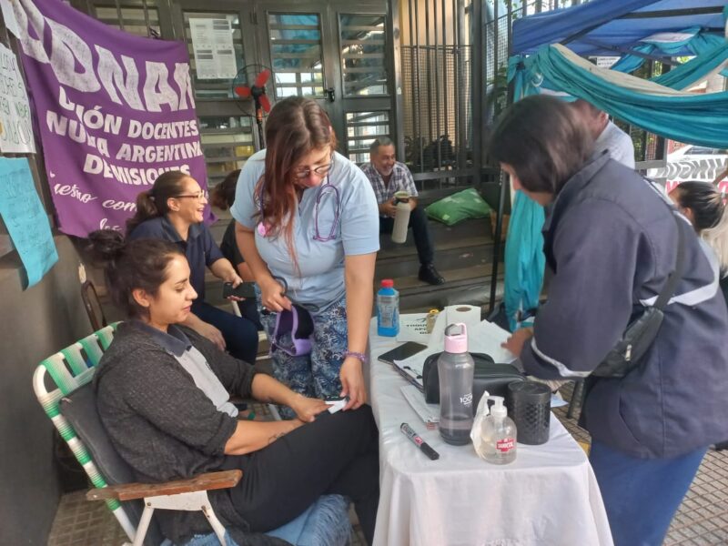 reclamo salarial docente en Misiones 2024 carpa blanca y docentes en huelga de hambre frente al colegio martin de moussy 3 - 2