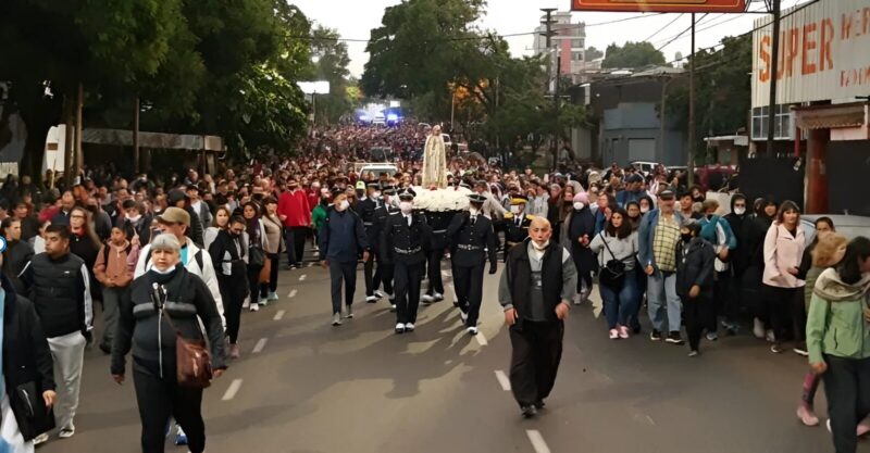 Posadas | Una multitud de fieles participó de la procesión que partió a las 6 de la mañana hacia la capilla Virgen de Fátima, como hace 62 años snapedit 1715518695729 - 4