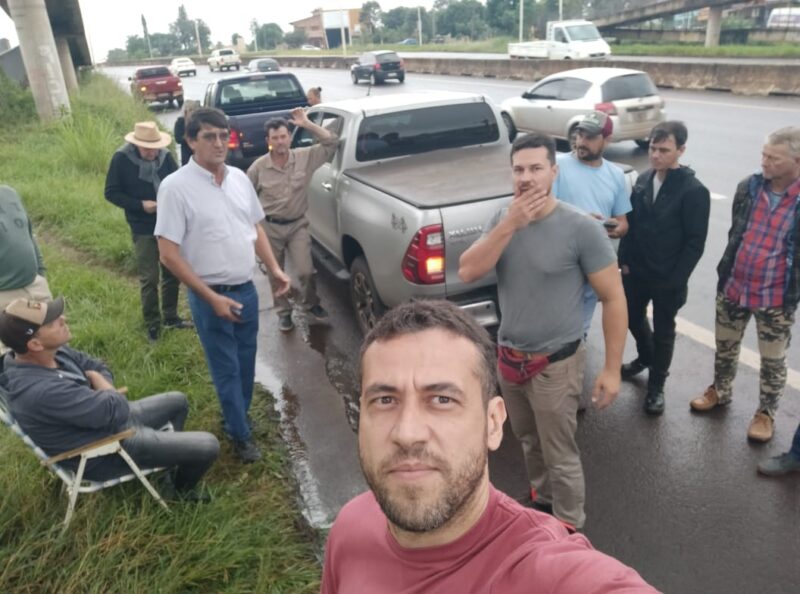 Protestas en Misiones | Yerbateros rechazan la liberación de importaciones de hoja verde y exigen un precio mínimo de $375 7 yerbateros autoconvocados protestan en el INYM contra la liberacion de importaciones 4 - 6