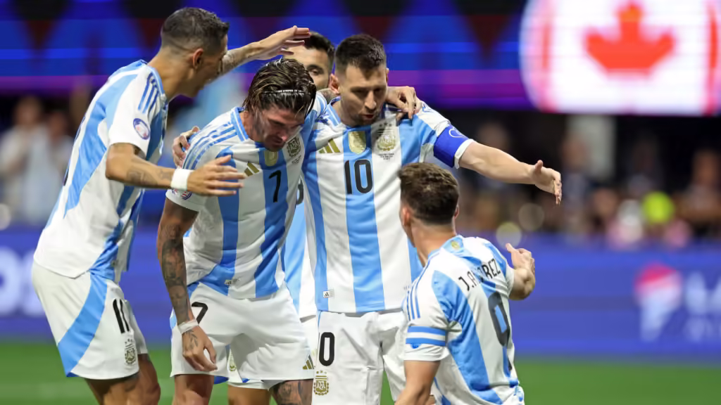 Copa América | Luego del triunfo, Scaloni y “El Dibu“ se quejaron por el estado del campo de juego WX4P6QRMAZCZTE4SNB2V2574WM - 5