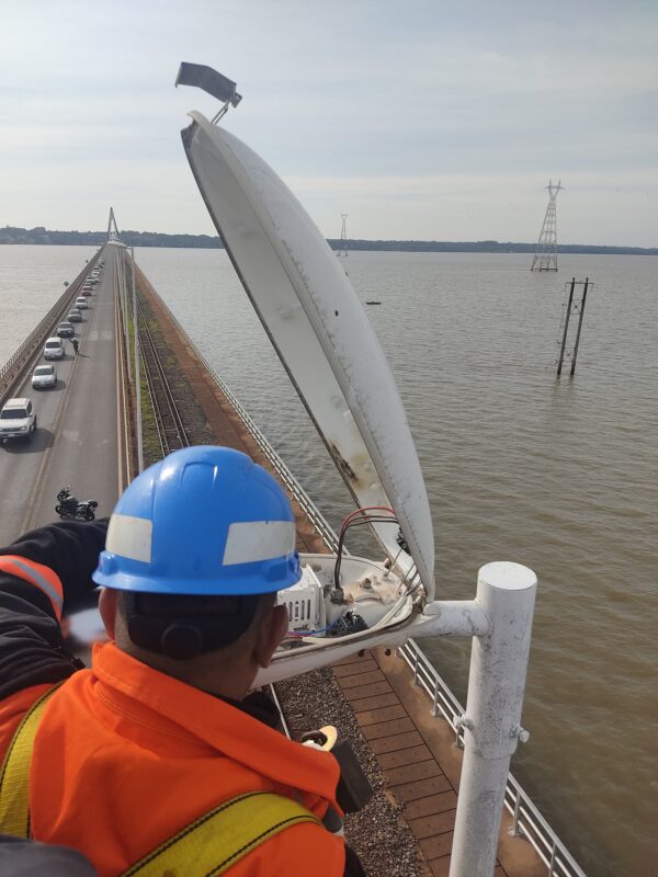 Frontera | Vialidad Nacional comenzó con los trabajos de mantenimiento del alumbrado público sobre el Puente Internacional San Roque González de Santa Cruz 4 WhatsApp Image 2024 06 04 at 10.42.50 - 3