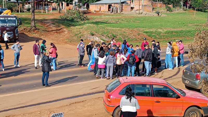 El gobierno renovador apuesta a los desalojos por la fuerza contra docentes en Misiones, antes de una hipotética mesa salarial 17 corte de ruta docente en el kilometro 14 de San Vicente - 16