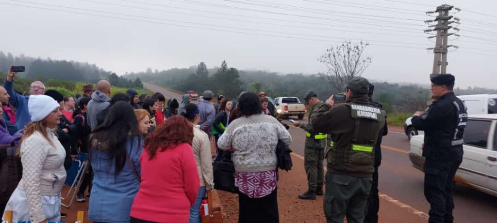 La propuesta salarial de la Provincia dejaba a la maestra con máxima antigüedad con un sueldo inferior al del policía que se inicia 13 corte docente en ruta 14 en reclamo de sueldos dignos momento en que los notifica la Gendarmeria de una orden de desalojo - 12
