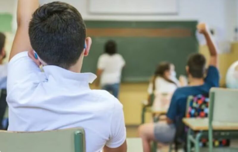 En una escuela rural de San Antonio, padres organizados vuelven a luchar por lo mismo: educación digna para sus hijos.