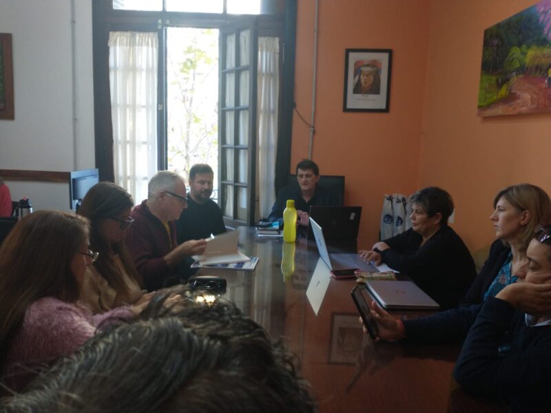 La mesa de diálogo firmó un acuerdo con el gobierno | El salario inicial docente será de $450 mil, con el FOPID y pasajes incluidos 5 mesa de dialogo docente del gobierno educativo provincial con UDA UDPM SADOP AMET SEMAB y SIDEPP 3 - 4